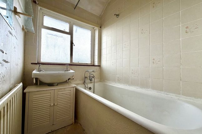 4, Devon Way, Chessington photo 4