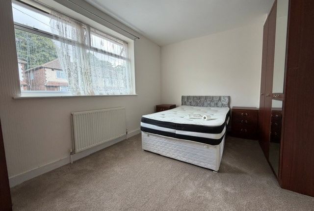 54, Luton photo 4