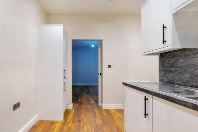 Flat for sale in Knights Hill, Streatham