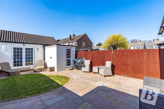 34, Pinewood Way, Brentwood photo 4