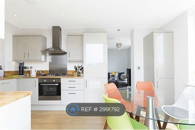 Flat, Queens Court Old Jamaica Road, London photo 5