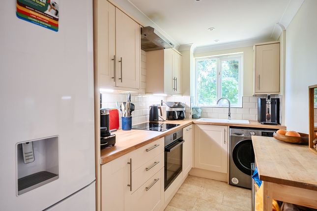 55 Hawks Hill Court, Leatherhead photo 4