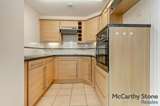 18 Farringford Court, Avenue Road, Lymington photo 4
