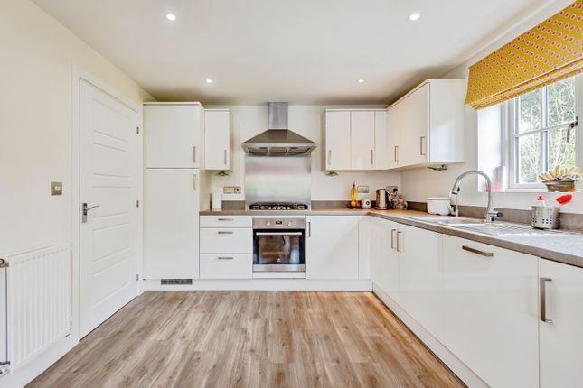 24, Railfield Gardens, Horley photo 3
