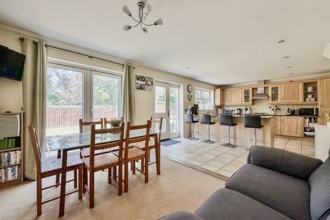 27, Whitebeam Close, Weston Turville, Aylesbury photo 3