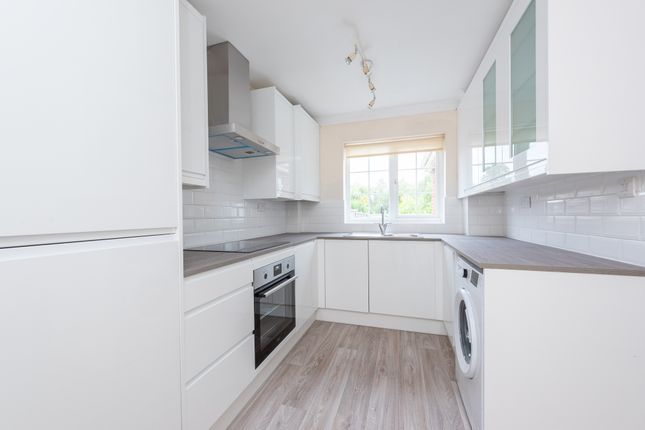 Detached house to rent in Reading Road South, Fleet