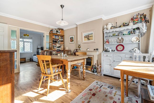 26 Poplar Avenue, Leatherhead photo 3