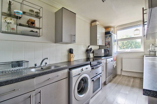 83, Veronica Close, Romford photo 4
