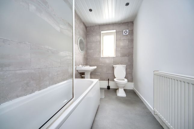 56 Victoria Road, Wigan photo 4