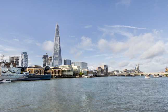 Flat 141, Sugar Quay, London photo 3