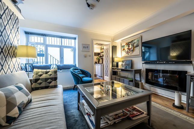 Thumbnail Flat for sale in Great Cumberland Place, London