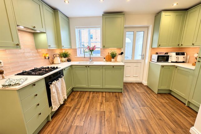 53, Hawthorn Lane, Cleckheaton photo 3