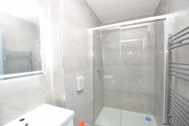 (LettsPay) Flat 4,, 29a High Street, Ascot photo 2