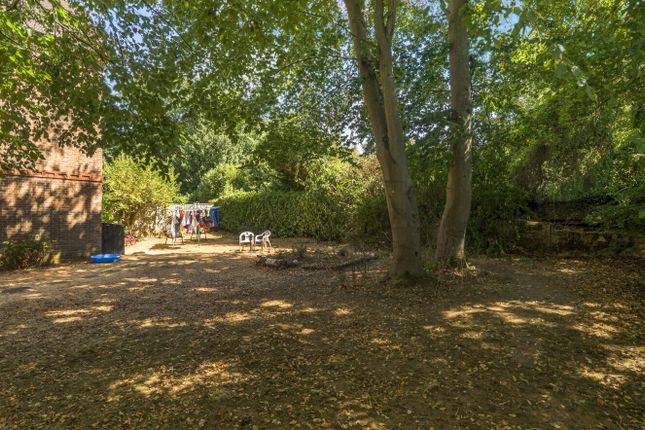 16, Reris Grange Close, Godalming photo 4