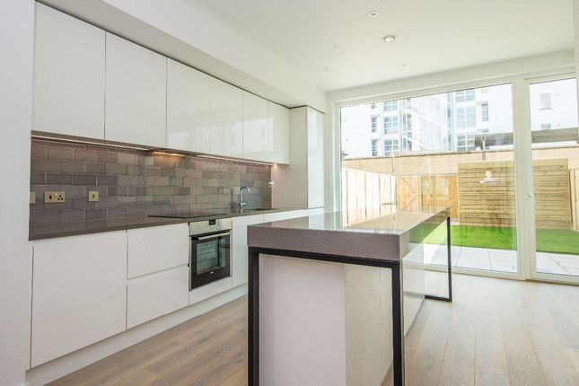 Schooner Road, Royal Wharf, London photo 2