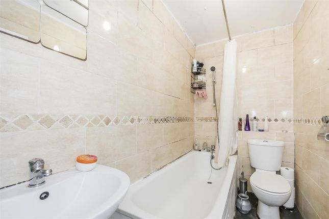 Flat for sale in Lindley Road, London
