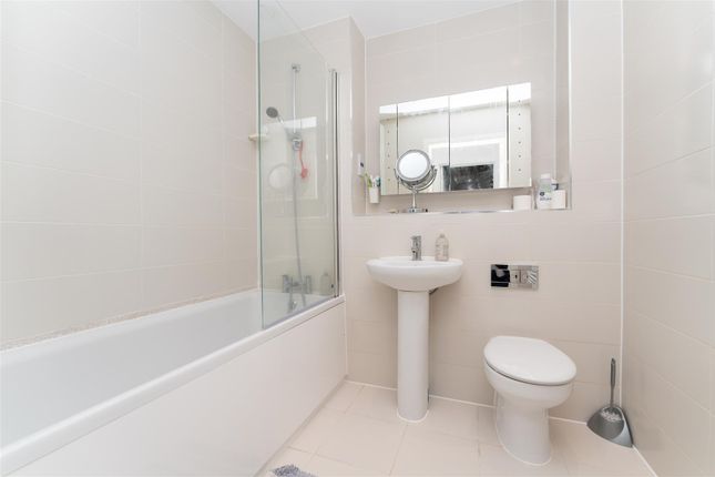Flat for sale in Kings Reach, Slough