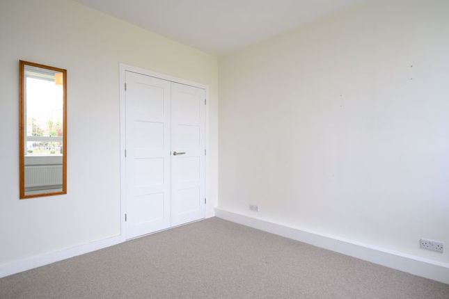 Flat to rent in Wellington Close, Walton-On-Thames