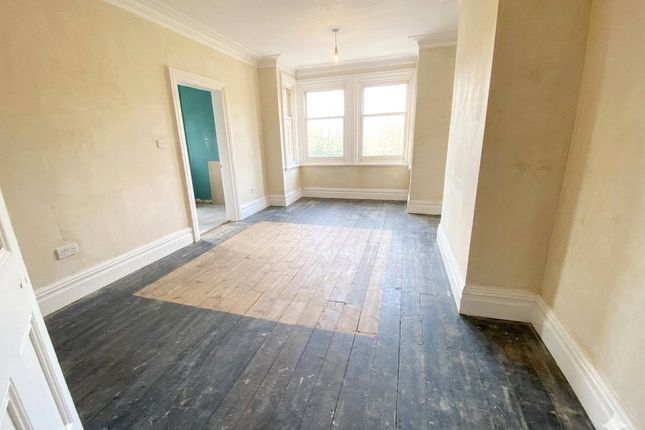 Flat 2, Silverthorne, 124, London Road, Surrey photo 3