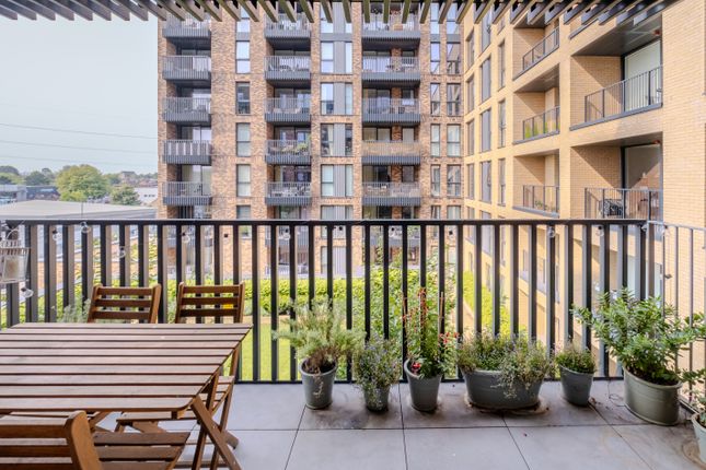 307, Orton House, 81 Plough Lane, London photo 3