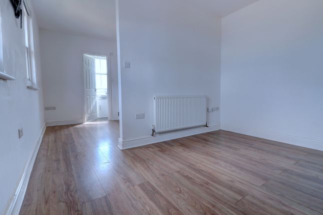 Flat to rent in High Street, Lane End, High Wycombe