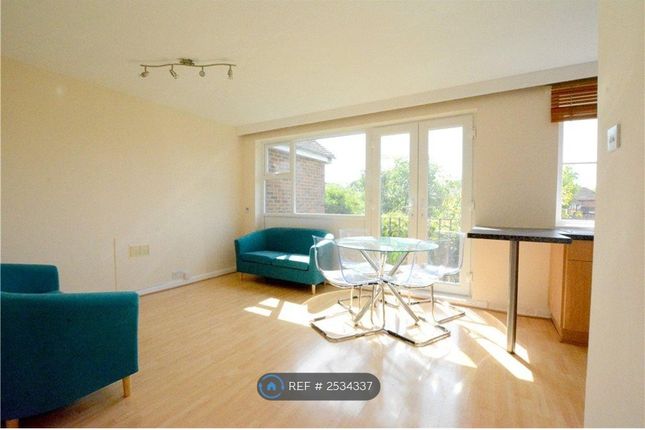 Yew Tree Close, Beaconsfield photo 3