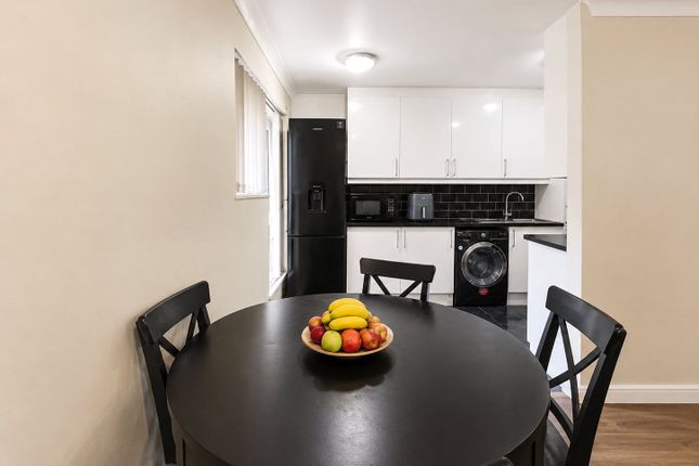 141, Braybourne Close, Greater London photo 3