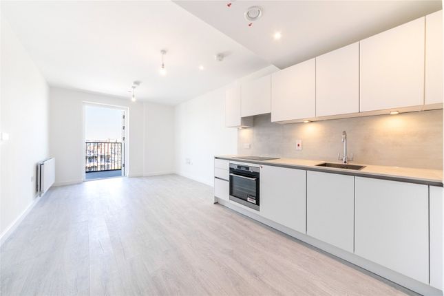 Thumbnail Flat to rent in Farine Avenue, Hayes