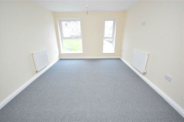 Flat to rent in Commercial Street, Pontnewydd