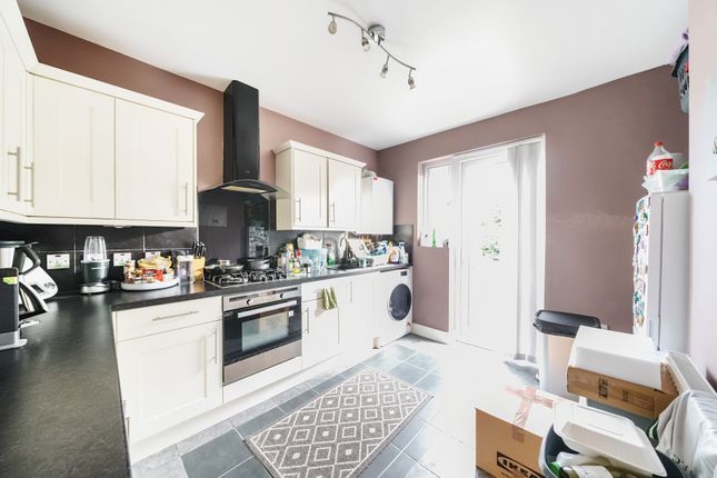 Flat A, 30, Crusoe Road, Mitcham photo 3