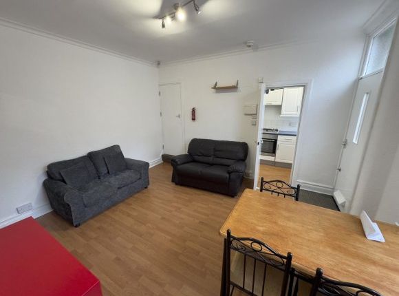 3-bed house on 11, Winfield Terrace, Leeds, £541/mo