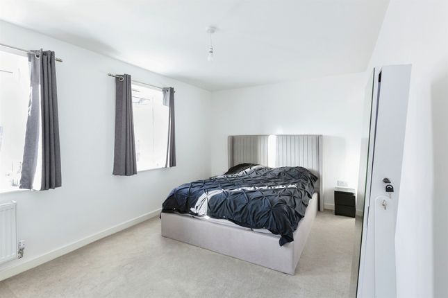 Flat for sale in Round Meadow Road, Leicester