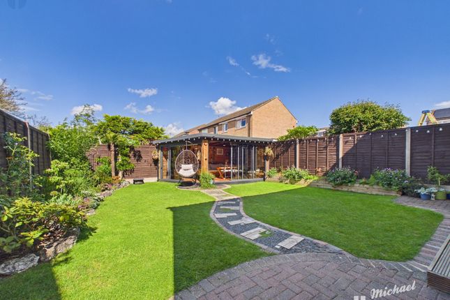 6 Thackeray End, Aylesbury photo 3