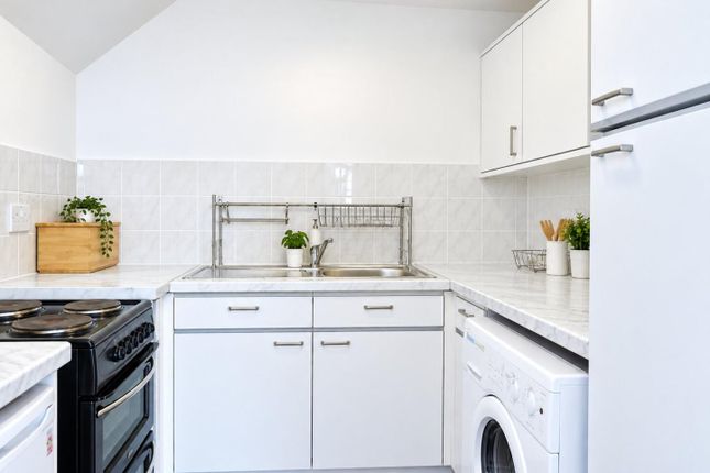 59, Orchard Grove, London photo 3