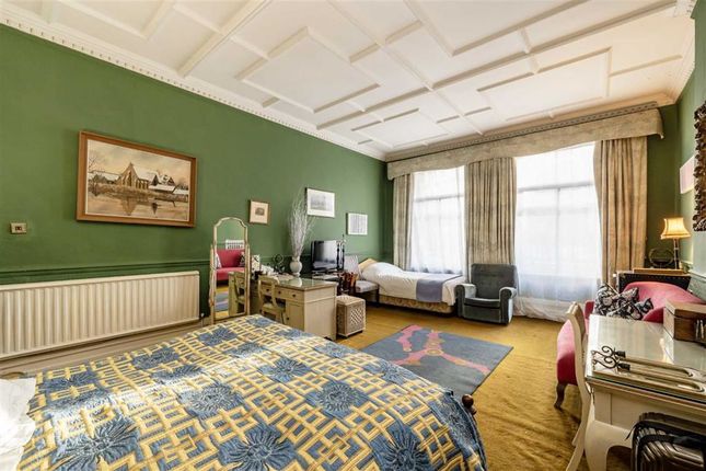 Flat for sale in Carlisle Place, London