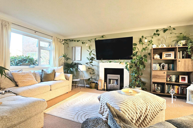 12, Baynards Crescent, Frinton-On-Sea photo 2