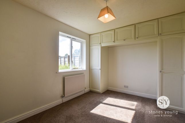 34 Milton Close, Blackburn photo 4