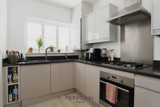 2, Winter Close, Epsom photo 2