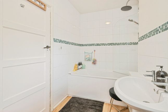 24, Ferryhills Close, Watford photo 3
