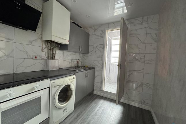 2 Bedroom 1st Floor Flat Part Furnished E10