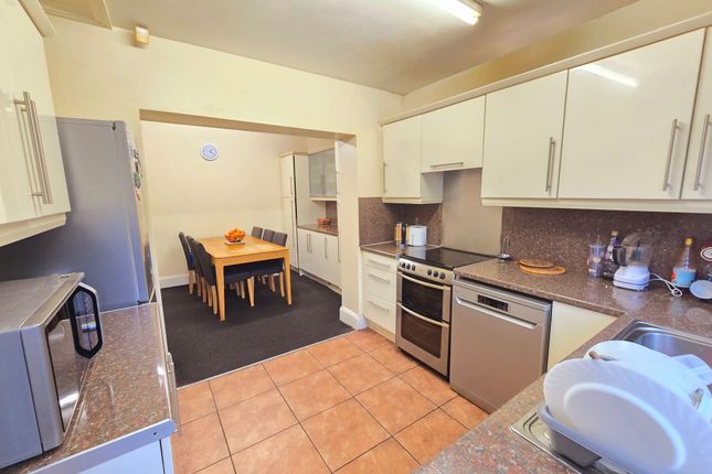 33 Thorn Lane, Bradford photo 4