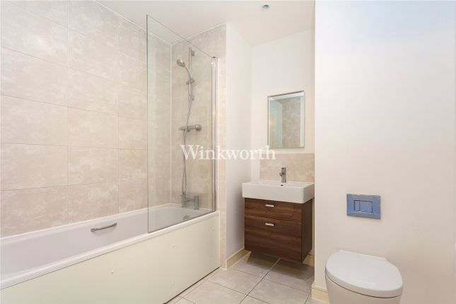 Flat to rent in Crested Court, 3 Shearwater Drive, London
