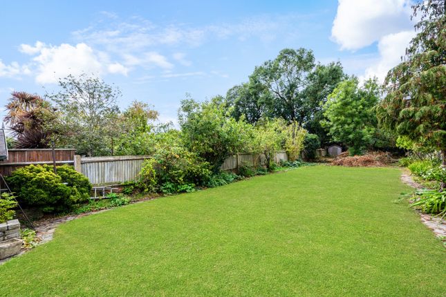 19, Chalgrove Avenue, Morden photo 3