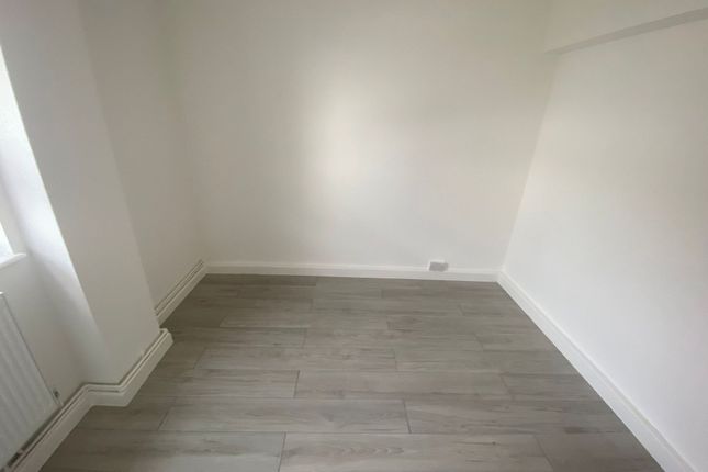 Flat 5, Everglade House, London photo 3