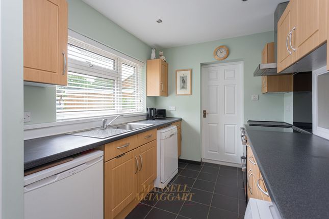 6 Yew Tree Road, Horley photo 3