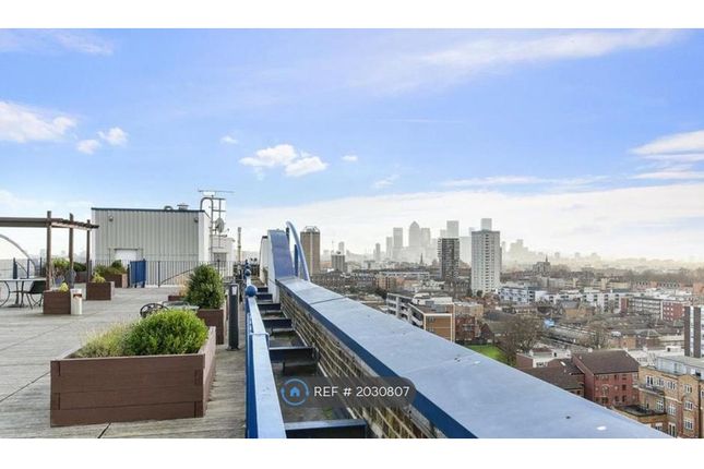 Apartment, Skyline Plaza Building Commercial Road, London photo 2