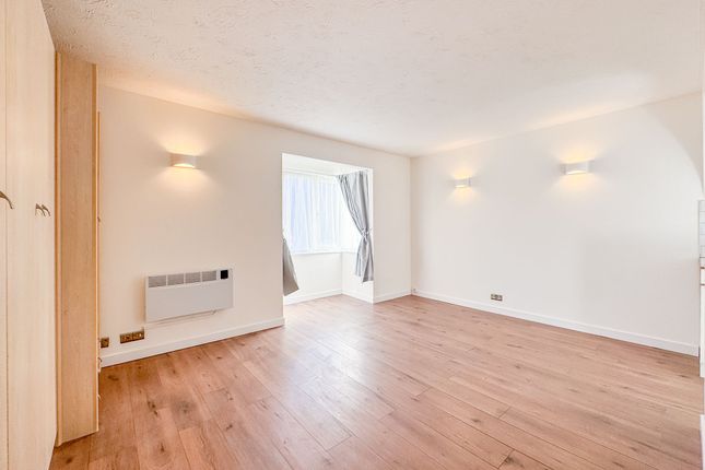1 Gatting Close, Edgware photo 2