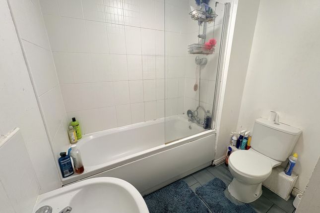 2 Lowbrook Avenue, Manchester photo 3