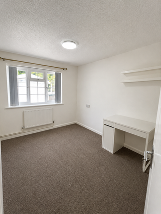 14 Ashley Court, Woking photo 5