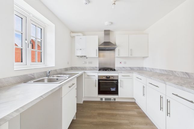 9 Colchester Crescent, Towcester photo 2